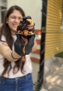 The picture has been given by Mabelle