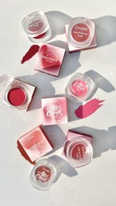 The picture has been given by Chicstructures